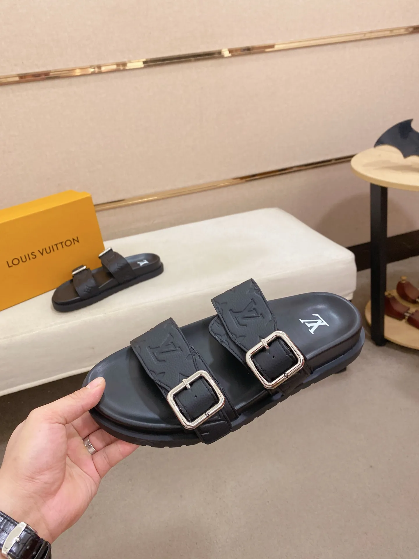 Factory price: 340💰Made by LV🔍Top purchasing agent, synchronized with men's spring and summer slippers counters. The uppers are made of cowhide imported from Italy, with logo graphics and high-quality craftsmanship. Soles: original soles specially provided by the original factory. Exclusive molded soles are super comfortable. Original factory follow-up orders. High quality. You can enter and exit the counter at will. Welcome to compare. Code number is 38-44.